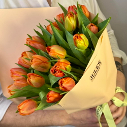 Букет из оранжевых пионовидных тюльпанов