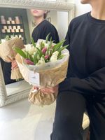 Букет из 25 тюльпанов белого и лавандового цвета