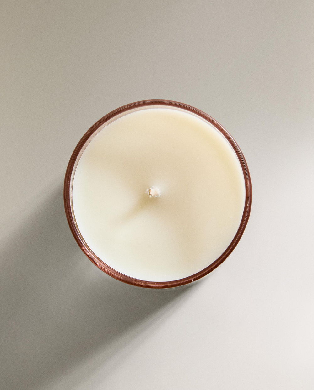 Zara Home Свеча ароматическая Musky Lily 180 г, растительный воск, аромат цветочный древесный, Розовый
