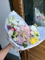 Букет сборный из гортензии, ромашки, кустовых пионовидных роз и лизиантуса