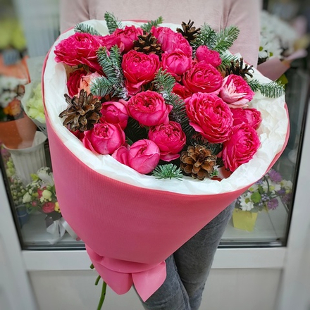 Букет из кустовых пионовидных роз с новогодним декором