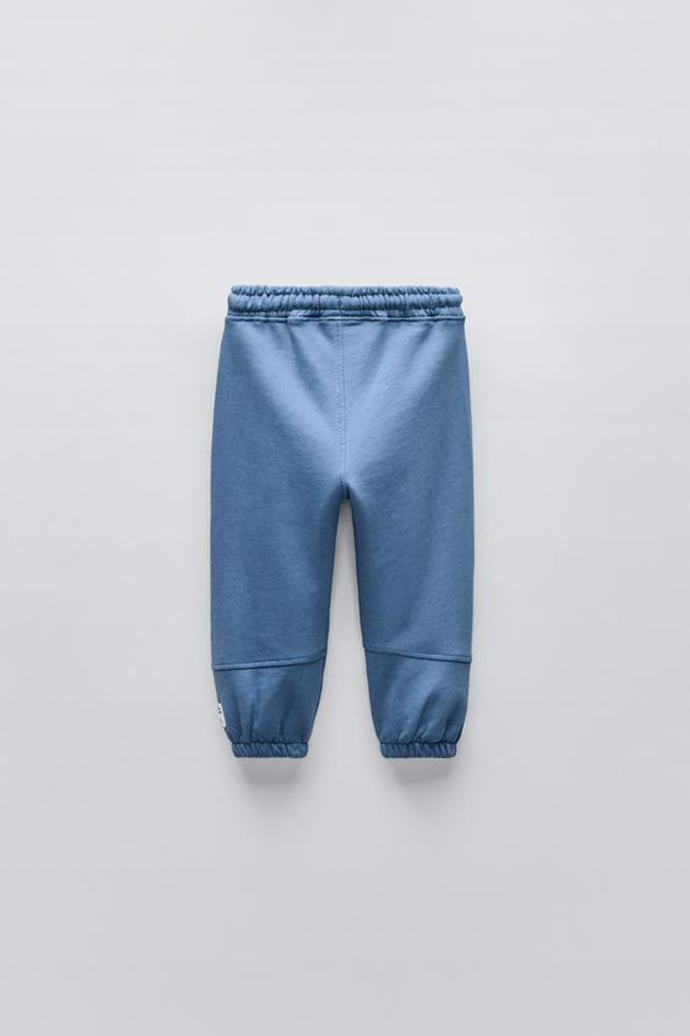 ZARA БРЮКИ ИЗ МЯГКОЙ ТКАНИ С НАШИВКОЙ, ЛИНЯЛЫЙ СИНИЙ