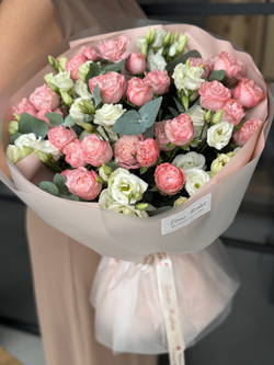 Элегантное сочетание пионовидные кустовых роз, лизиантуса и эвкалипта в воздушном букете от Флора Маркет