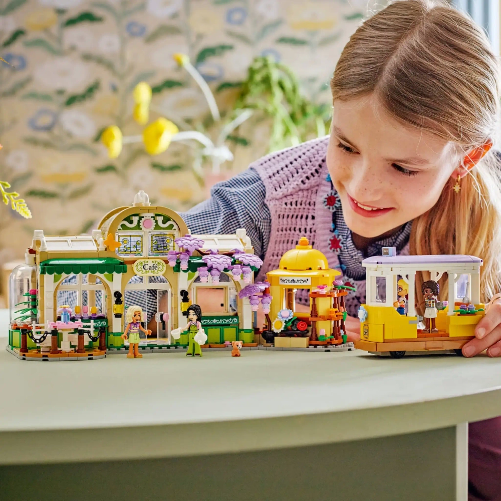 Конструктор LEGO Friends 42671 Кафе и цветочный магазин Плант