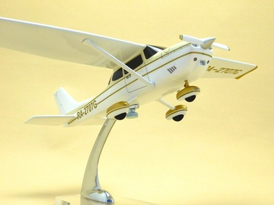 Модель самолета Cessna 172S (М1:32,Золотисто-белый)