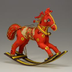 Бисерная ёлочная игрушка Лошадка-качалка №2
