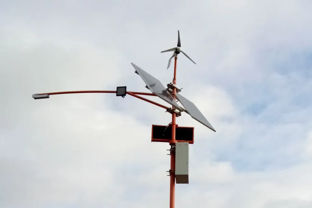 Светильники на солнечных батареях и ветрогенераторе