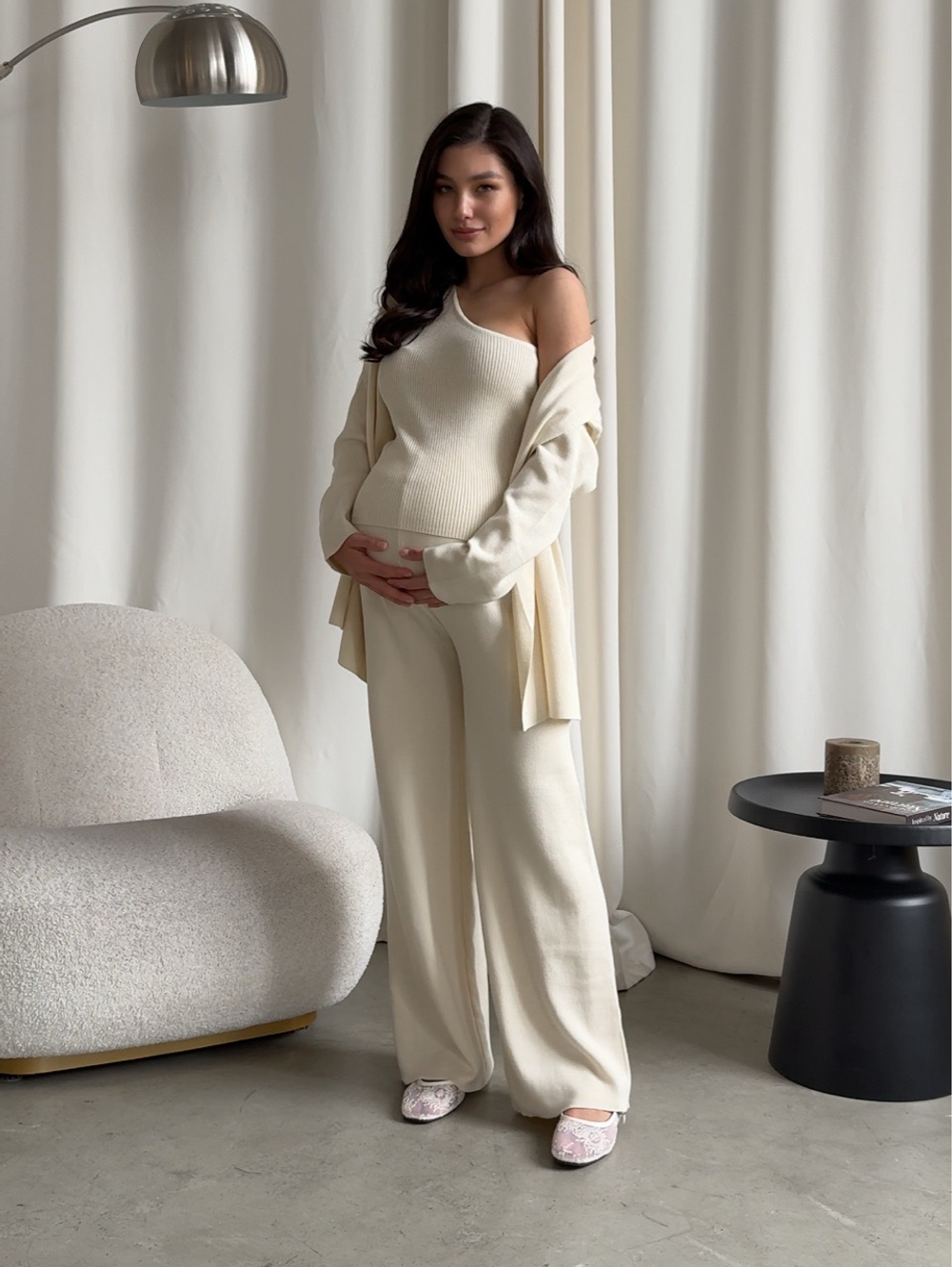 Комплект вязаный, брюки на высокой посадке, кардиган средней длины, топ на одно плечо