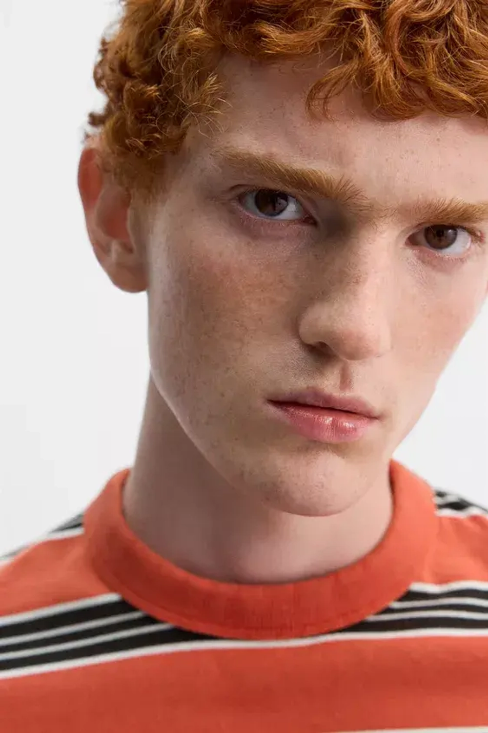 ZARA Х HARRY LAMBERT ФУТБОЛКА В ПОЛОСКУ, ЧЕРНЫЙ/ОРАНЖЕВЫЙ