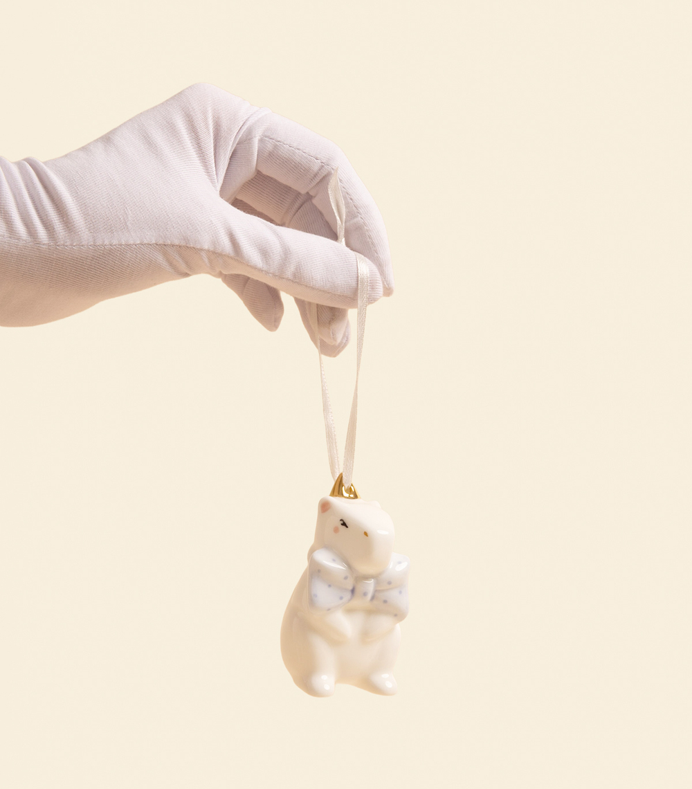 Елочная игрушка — Капибара в голубом бантике | Reveri