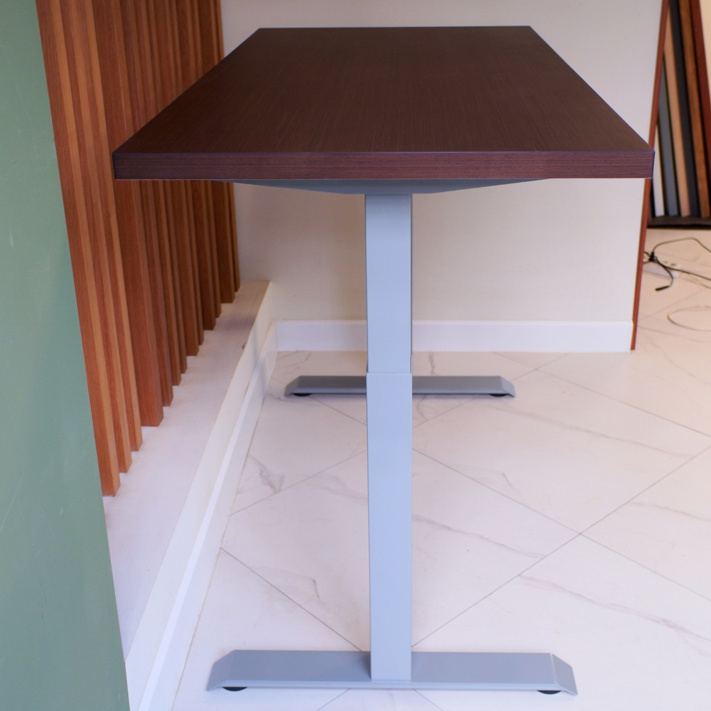 Регулируемый компьютерный стол Motor UP с регулировкой по высоте — столешница МДФ венге