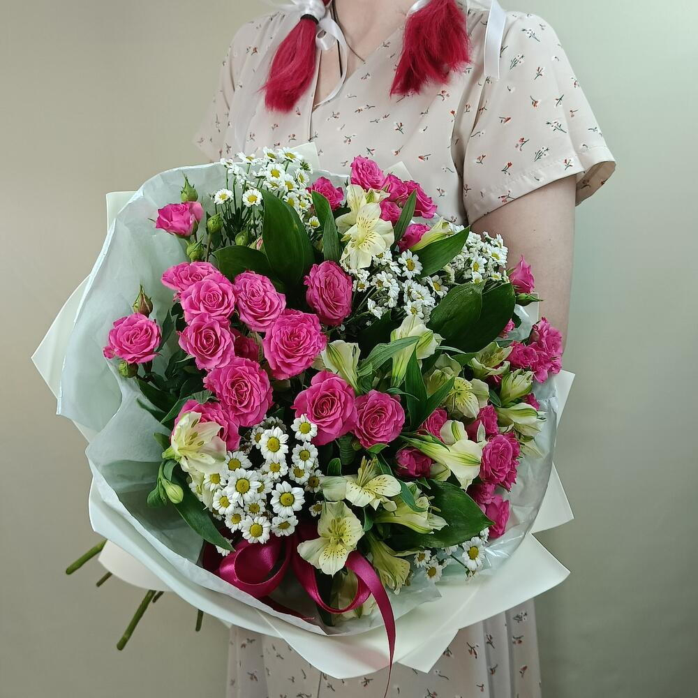 Букет с яркими розовыми кустовыми розами, альстромериями и ромашками Сантини в упаковке