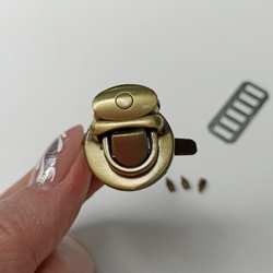 Замок-защелка на винтах 20*28 Антик