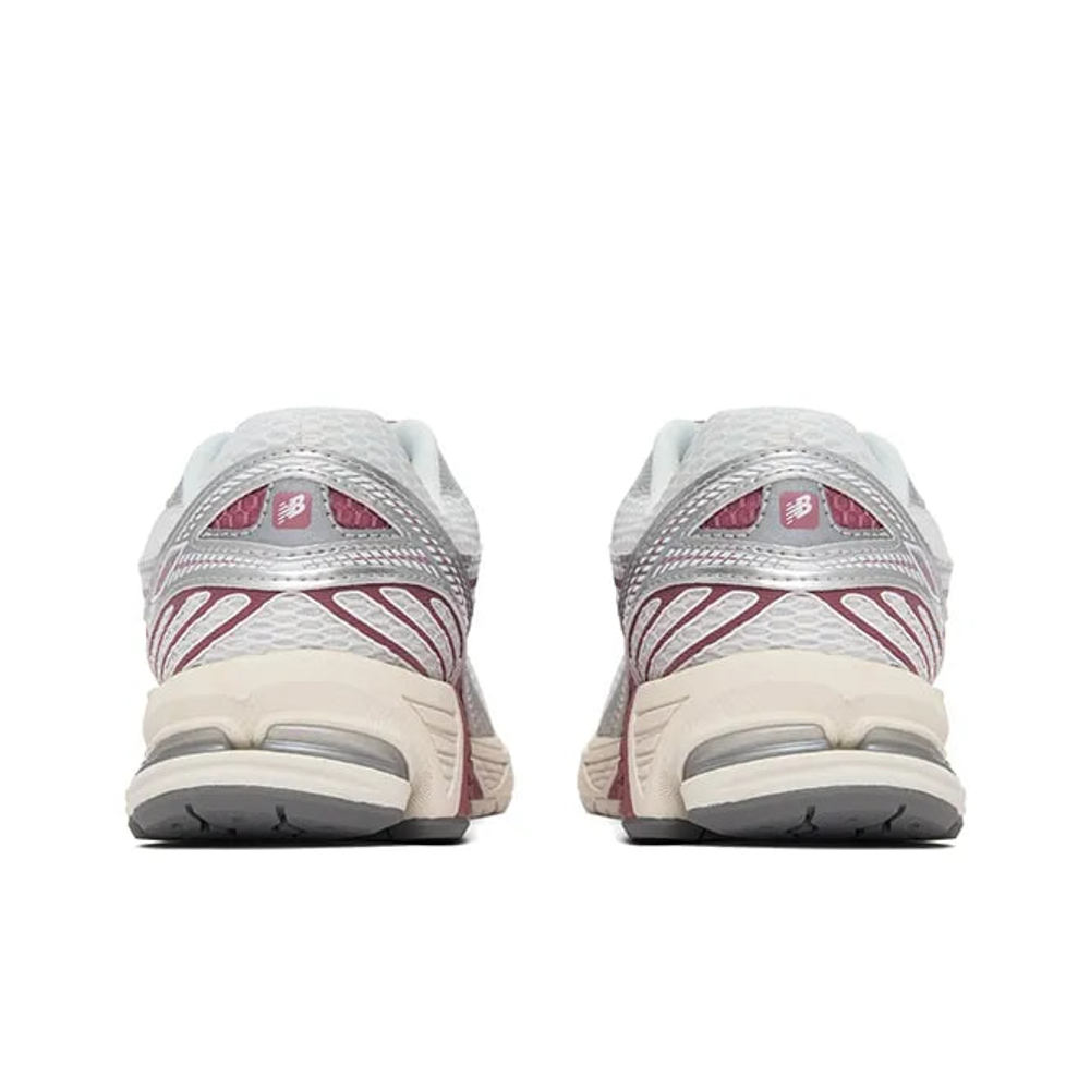 Кроссовки New Balance 860v2 Northern Lights ML860CC2 розово-бордовые с сетчатым верхом, вид сзади