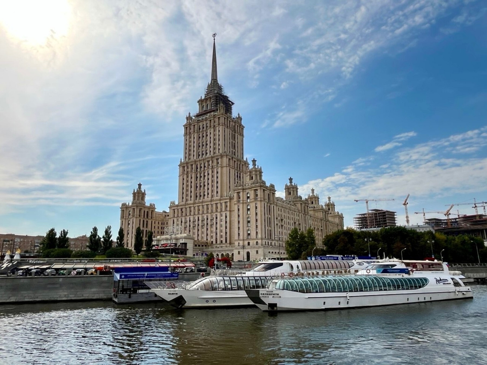 "По самой главной улице Москвы" - круглогодичная речная экскурсия на яхте флотилии "Рэдиссон".