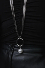 Колье длинные цепи с крупной жемчужиной, оттенок графит