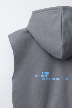 ZARA ТОЛСТОВКА БЕЗ РУКАВОВ С КАПЮШОНОМ И ПРИНТОМ ГРАФФИТИ, ТЕМНЫЙ АНТРАЦИТ