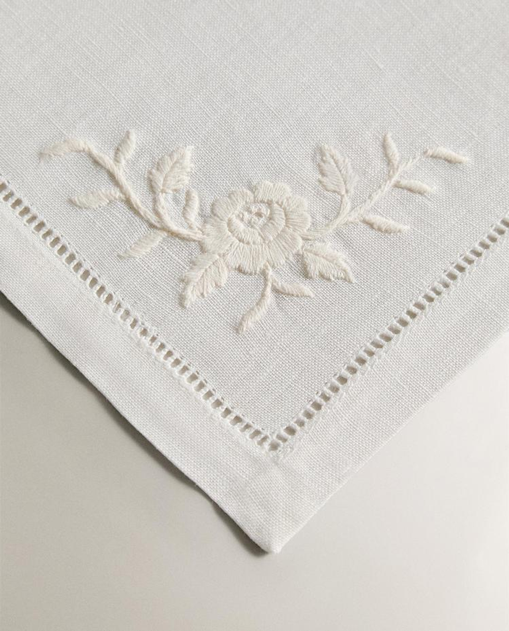 ZARA HOME НАБОР КОКТЕЙЛЬНЫХ САЛФЕТОК ИЗО ЛЬНА С ВЫШИВКОЙ (4 ШТ.),, ЭКРЮ