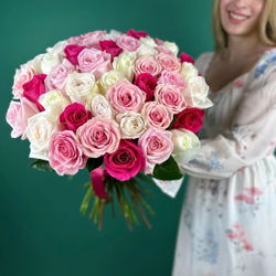букет 51 эквадорская роза микс пионовидных и классических роз купить в Москве