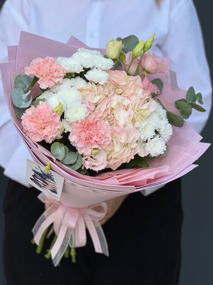 Нежная гортензия, невесомый лизиантус, элегантный диантус, кустовая хризантема и эвкалипт в нежно-розовом оформлении