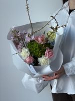 Букет из маттиолы, форзиции, тюльпанов, диантусов и оксипеталума