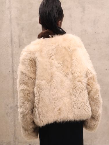 Короткая бежевая шуба из овчины со вставками из меха норки