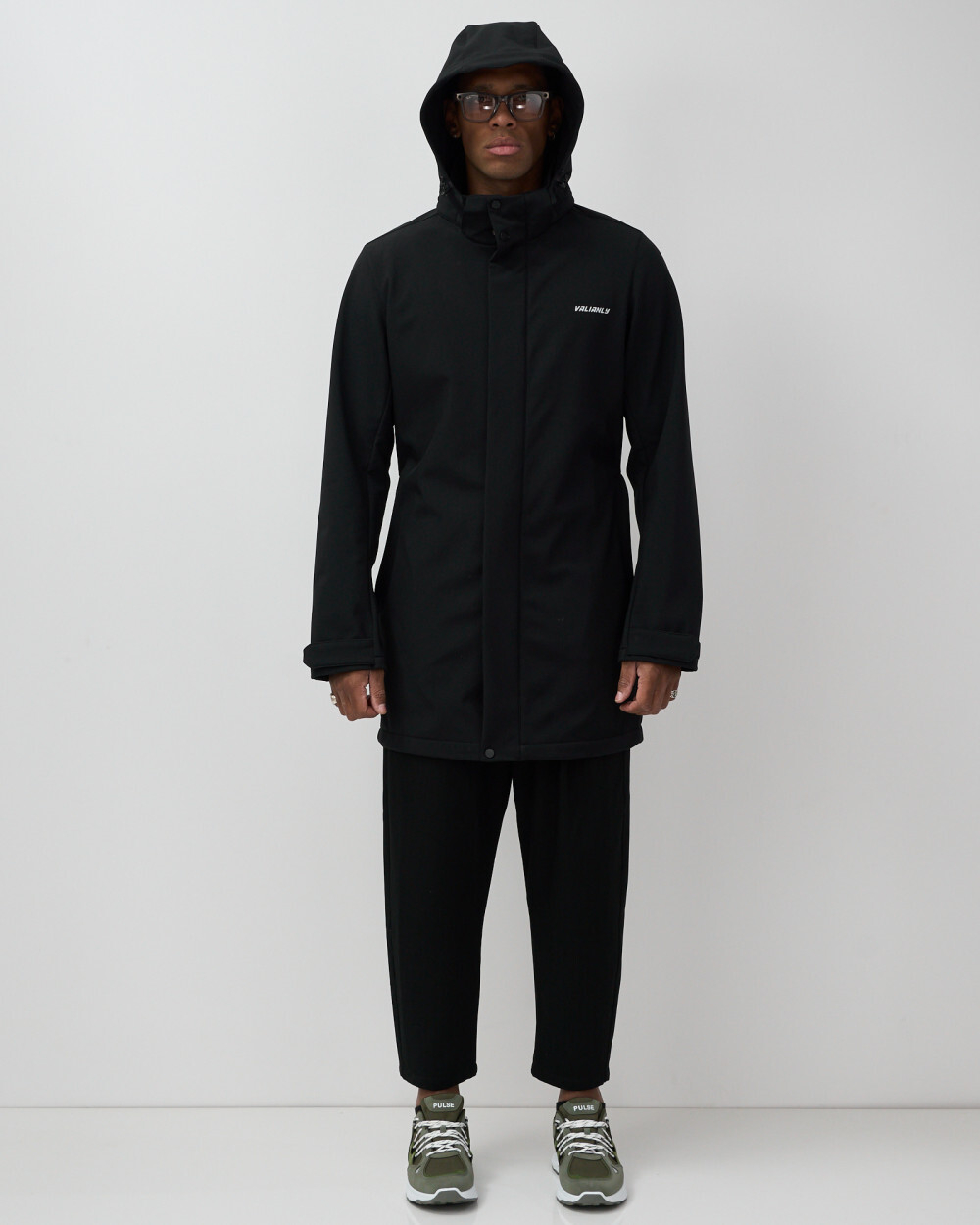 Парка спортивная мужская с капюшоном softshell черного цвета 9565Ch