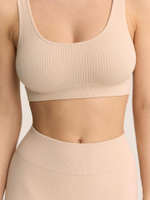 Бесшовный топ на широких бретелях в рубчик