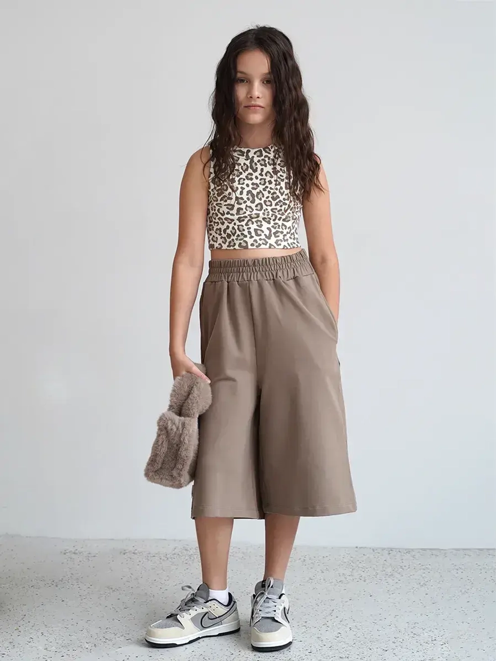 Бежевый костюм для девочки с шортами бермудами