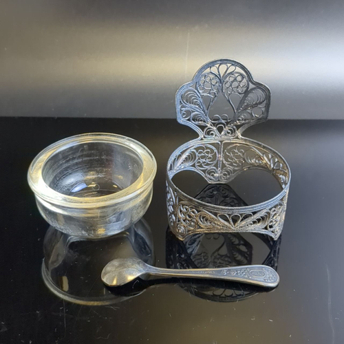 Солонка, выполненная в технике ажурной скани, с ложкой, мельхиор (медь-никель), стекло, СССР, 1970-1990 гг.
