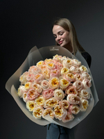 Букет из 51 кремовых пионовидных роз в упаковке