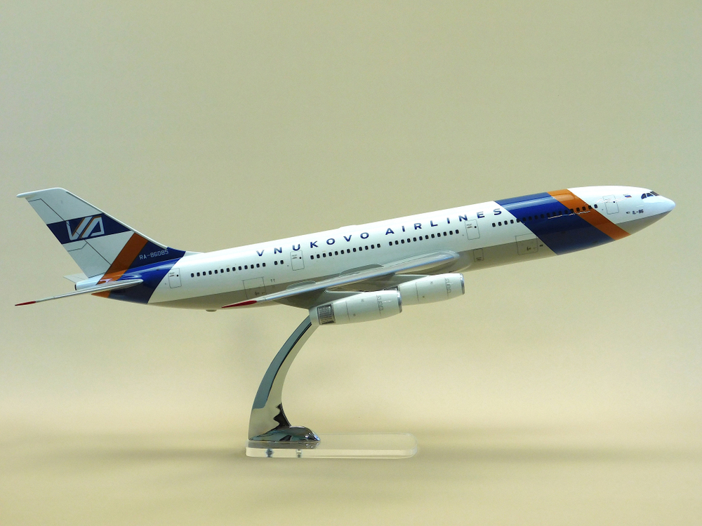 Модель самолета Ил-86 (М1:100, Внуковские авиалинии)