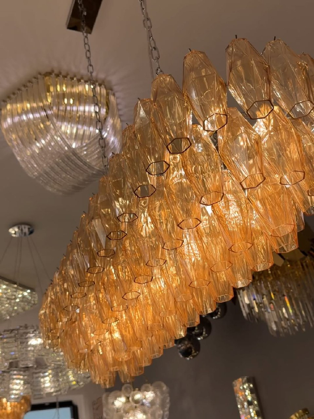 Эффектная люстра с множеством рифлёных стеклянных плафонов янтарного оттенка на золотом основании ✨