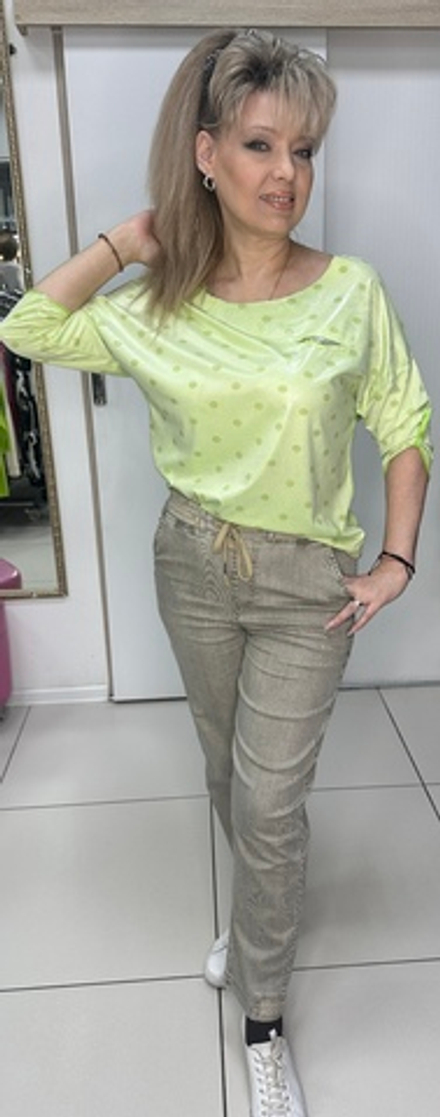 Бежевые брюки в рубчик на резинке в поясе