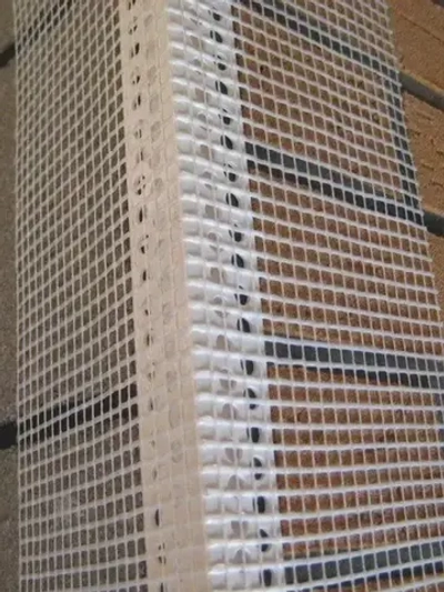 Уголок пластиковый (ПВХ) с армирующей сеткой 7+7см, для углов и откосов, длина 1.5 метра - 10 штук