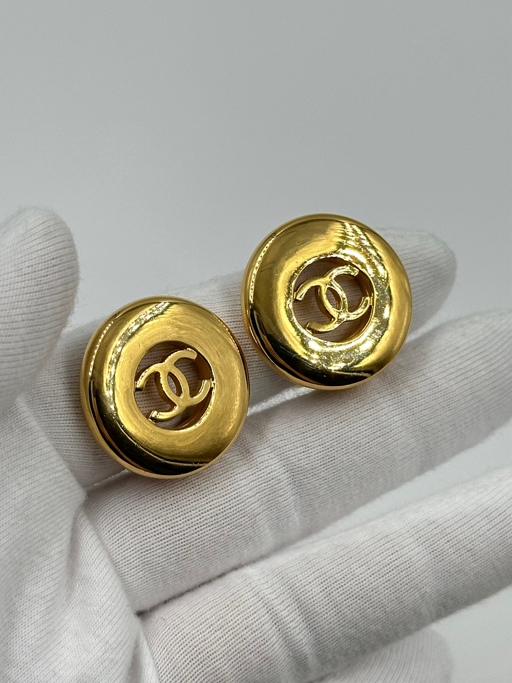 Клипсы с логотипом Chanel