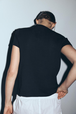 ZARA ФУТБОЛКА INTERLOCK С КОРОТКИМ РУКАВОМ, ЧЕРНЫЙ