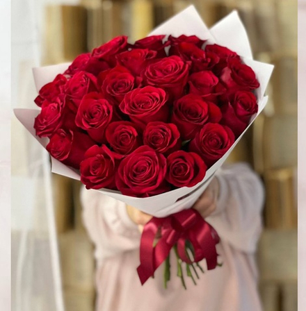 Классический букет от Флора Маркет с красными розами в элегантном оформлении