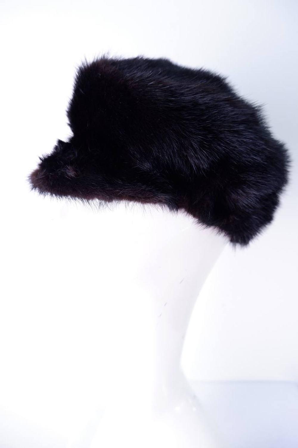 Шапка акцентная визуально из эко меха