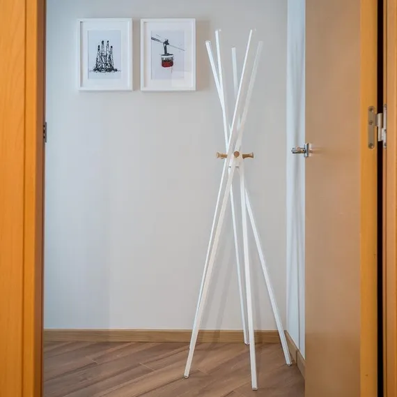 Напольная вешалка Benzara 160 см, белый металл