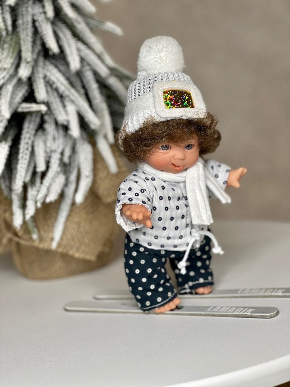 Кукла LAMAGIK виниловая 18см Gestitos Esquiador  (501A)