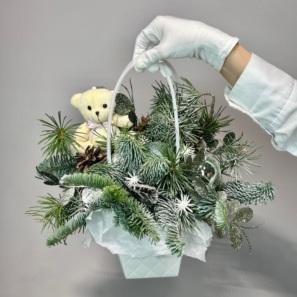 «Снежный друг» композиция из Нобилиса,кедра,шишек и декора