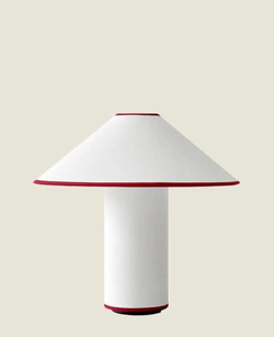 Элегантный настольный светильник в современном стиле.