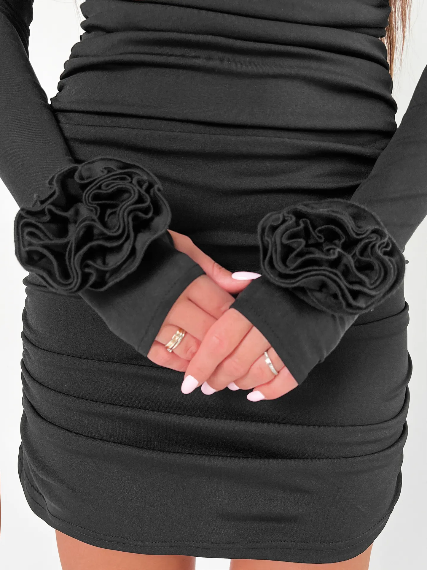 Платье Fashion короткое однотонное с затяжками по бокам и розочками на рукавах