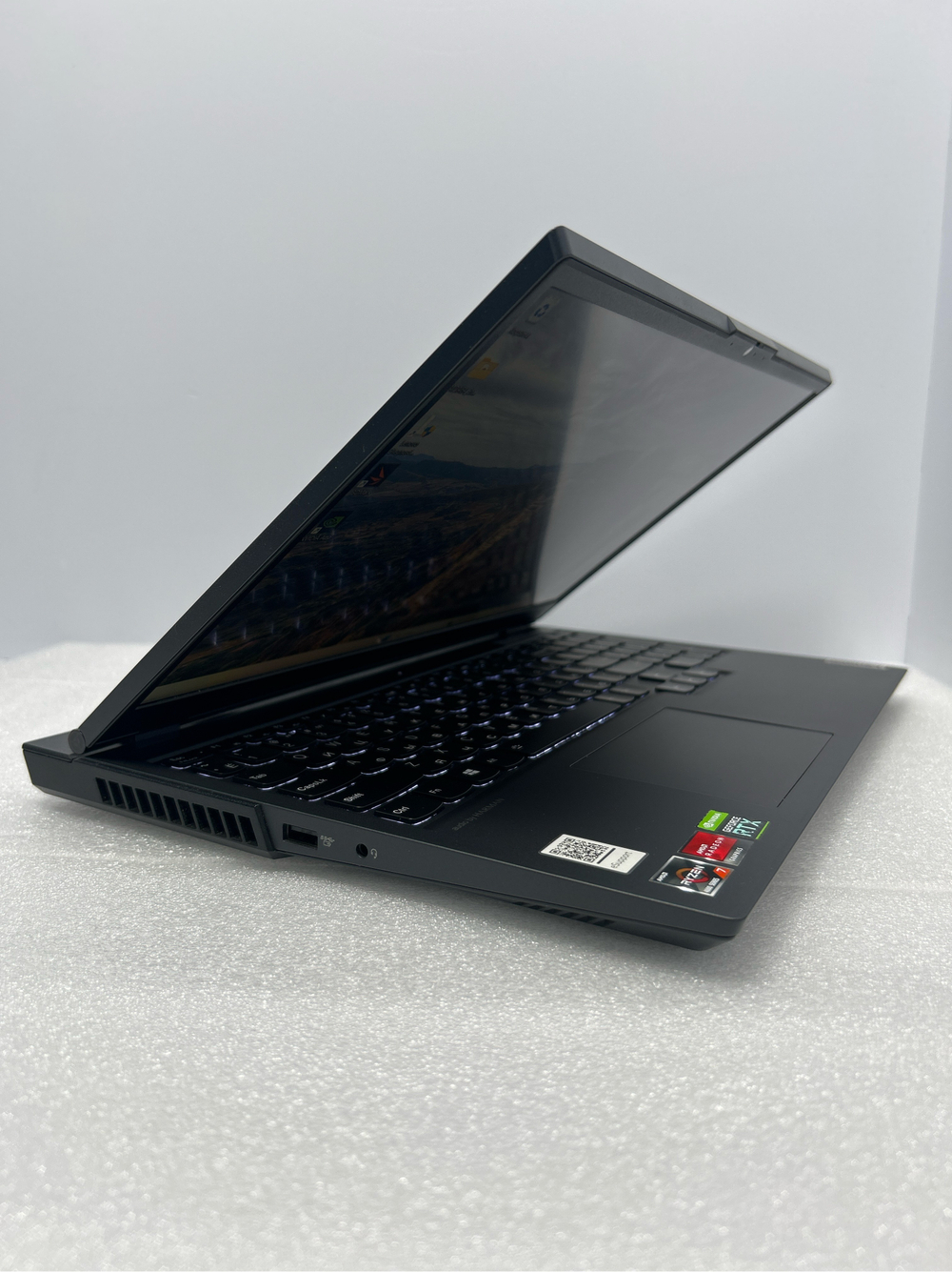 Ноутбук Lenovo Legion 5 15ARH05H (82B10083RU) 15.6"/AMD Ryzen 7 4800H /RAM 16 GB/SSD 512 GB/RTX2060/1920x1080/IPS 144 Hz/Windows 11/Подсветка кл-ры: LED/черный. Состояние: Уценка/небольшой след. на матрице от клавиатуры