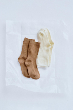 ZARA TIMELESZ - НАБОР ИЗ ДВУХ ТРИКОТАЖНЫХ НОСКОВ, КОРИЧНЕВЫЙ/ЭКРЮ