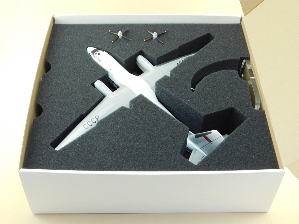 Модель самолета Ан-24 (М1:72, Аэрофлот СССР-46427, с шасси)