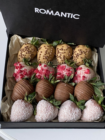 Набор 16 клубник в шоколаде black