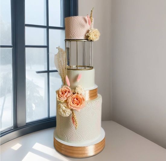 Свадебный торт стиле бохо с межьярусом
