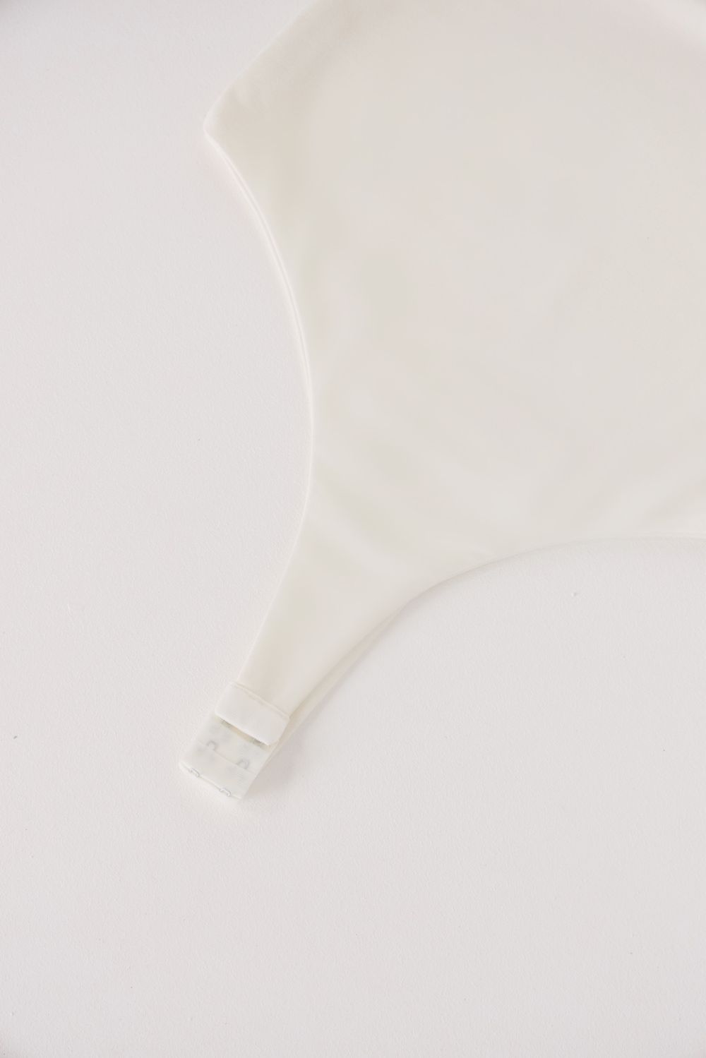 ТОП-БОДИ С ОТКРЫТЫМИ ПЛЕЧАМИ, МОЛОЧНЫЙ